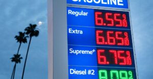 Guerra in Iran: i prezzi della benzina arrivano a 4 dollari al gallone mentre lo Stretto di Hormuz resta chiuso