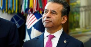 Marty Makary si dimette: come le sigarette elettroniche aromatizzate hanno segnato la fine della leadership della FDA durante l’amministrazione Trump